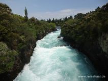 Schmaler Strom oberhalb des Wasserfalls