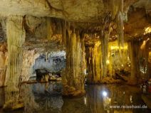 Die Neptun-Höhle liegt abseits am Capo Caccia