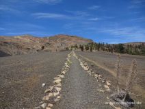 Wanderweg auf schwarzem Sand