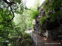 Schmaler Weg zwischen Felsen und Abhang