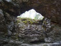 Felsloch über dem Höhleneingang